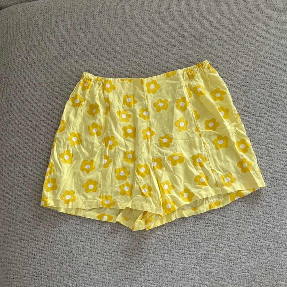 Yellow floral RVCA shorts! Scrunches on the side